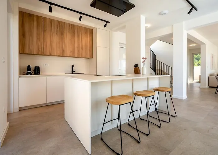 Modern Luxury Retreat - Neroli Villa